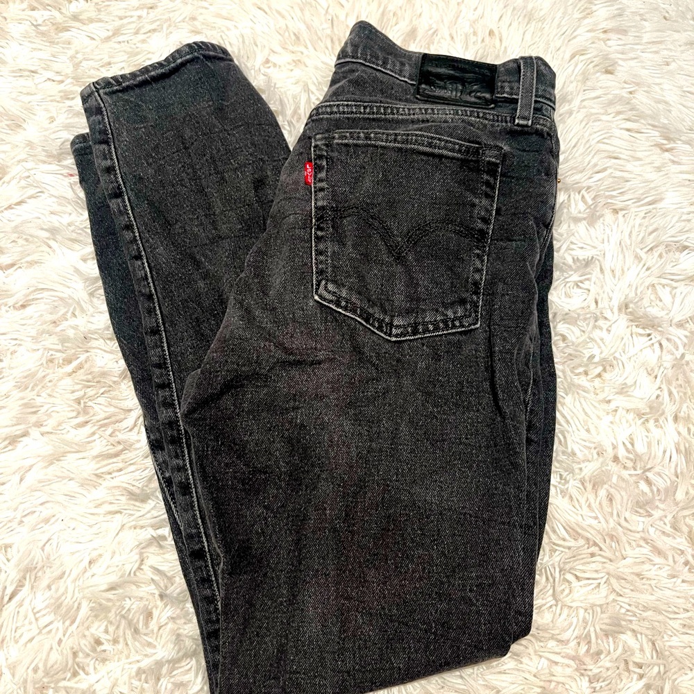 Black Levi’s Wedgie jeans size 28